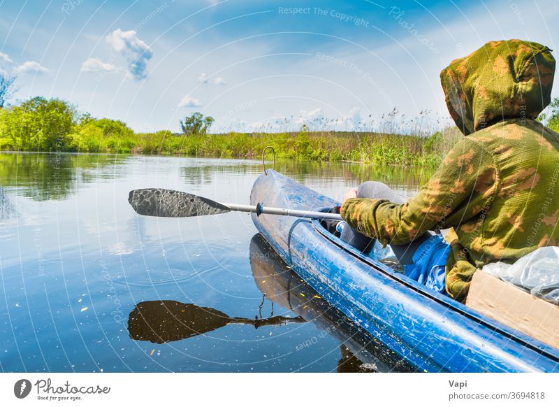 Paar bei Kajakfahrt auf dem blauen Fluss Mann Menschen Wasser Kanu Natur Baum Ausflug Wald Cloud Windstille Himmel reisen Landschaft grün Sommer Ansicht