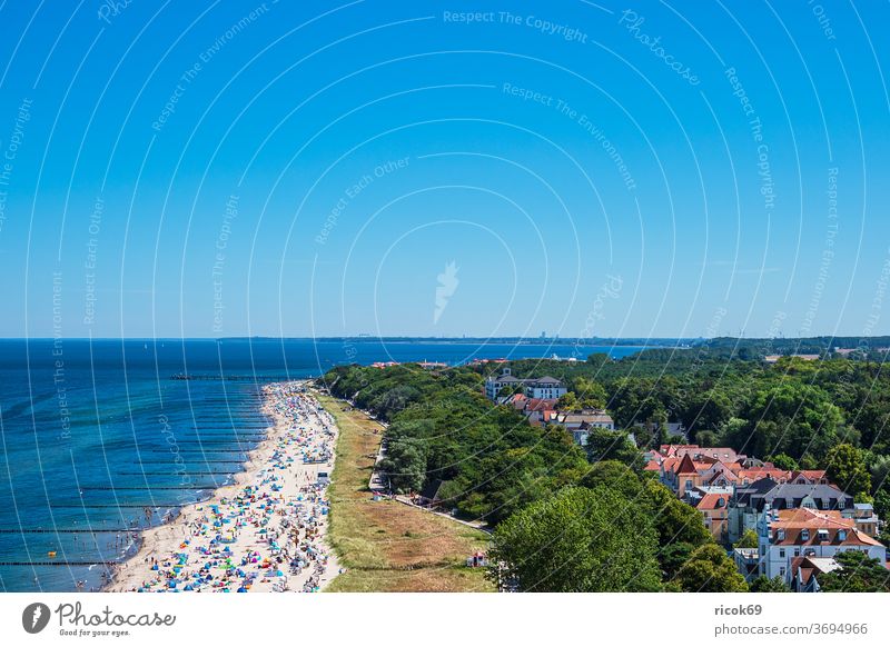 Blick auf die Stadt Kühlungsborn mit Strand und Ostsee Küste Ostseeküste Meer Architektur Bauwerk Gebäude Sehenswürdigkeit Buhne Wellenbrecher baden Sommer