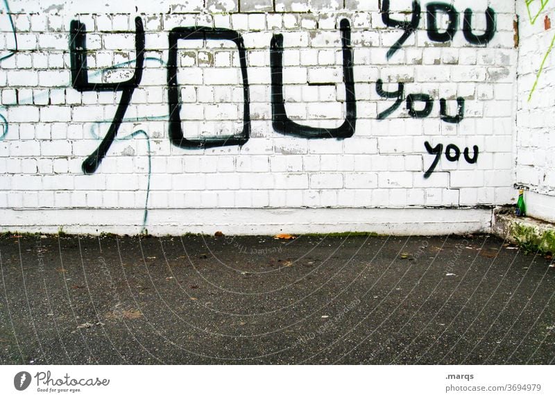 YOU you you you Wand weiß Backsteinwand Graffiti Schriftzeichen You Achtsamkeit selbstbewußt Aufmerksamkeit Typographie Mauer