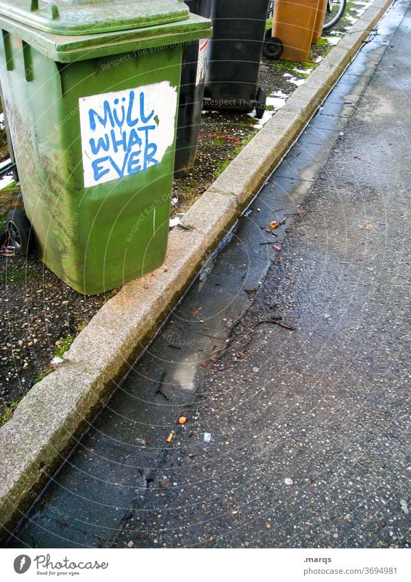 Individual Waste Umweltschutz Müllentsorgung Müllverwertung Müllabfuhr Müllbehälter Hausmüll Recycling Altpapiertonne Mülltrennung Mülltonne Straße grün schwarz