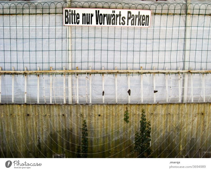 Einfach parken Parkplatz Hinweisschild Schilder & Markierungen Wand alt einparken Straßenverkehr Zaun Gitter Sichtschutz