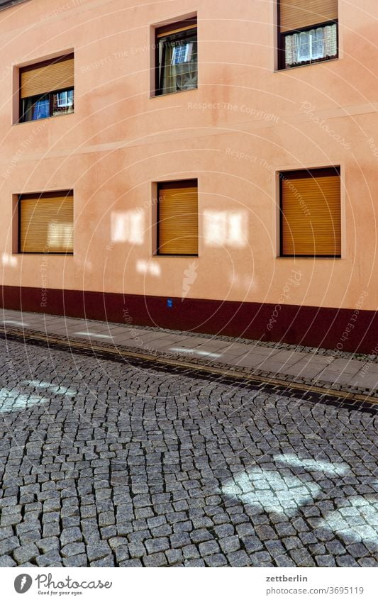 Fassade im Tränental sachsen sachsen-anhalt stadt stassfurt urban haus wohnhaus fanster fenster fassade fensterfront straße licht sonne lichtfleck mietshaus