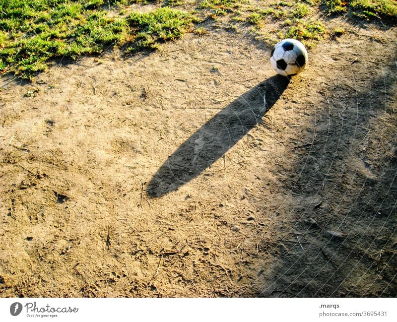 Fußball Schatten Hartplatz Freizeit & Hobby Ballsport Fußballplatz Bolzplatz Sportstätten Gras Spielfeld Kindheit Spielen Wettbewerb Weltmeisterschaft