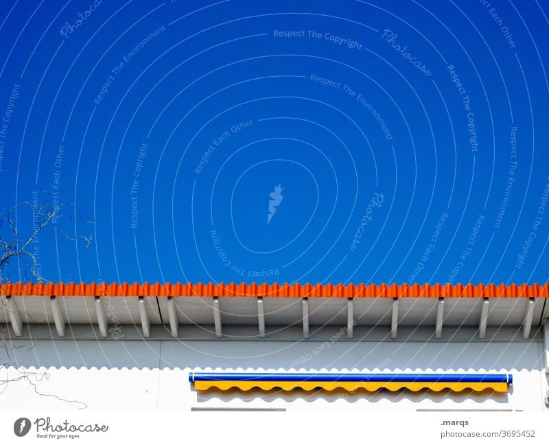 Markise sonnenschutz Wolkenloser Himmel Dach blau weiß gelb Sommer Schönes Wetter Schattenwurf Wohnhaus