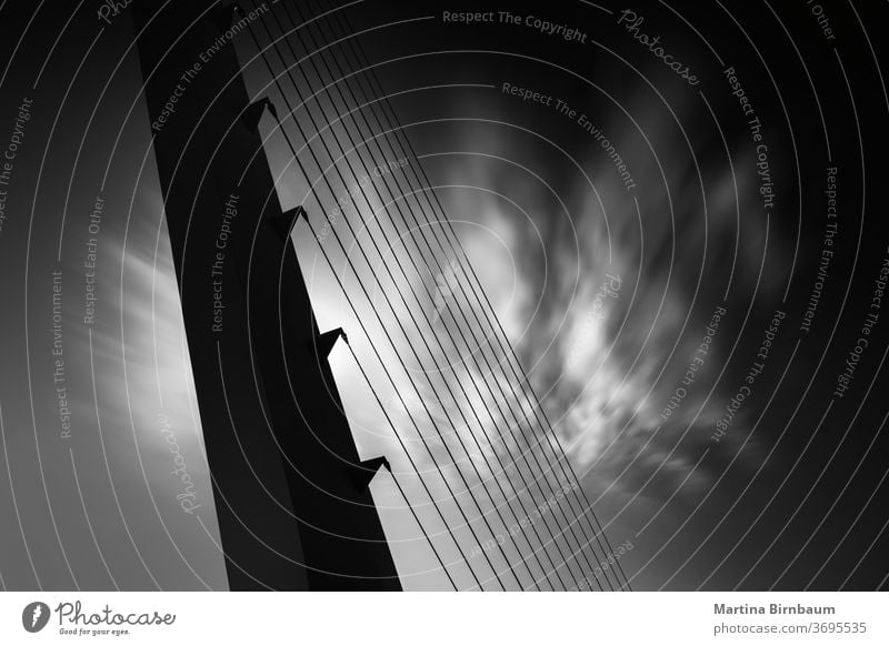 Nahaufnahme einer modernen Hängebrückenkonstruktion, schwarz-weiß, Langzeitbelichtung Himmel Kabel rottendes kalifornien Redding Brücke Sonnenuhr diagonal Fluss