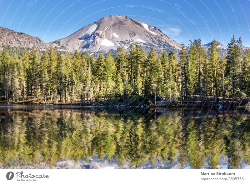 Mirror Lake im Lassen-Vulkan-Nationalpark, Kalifornien USA vulkanisch See Schnee Wasser Gipfel lassen Natur Park national Reflexion & Spiegelung Himmel