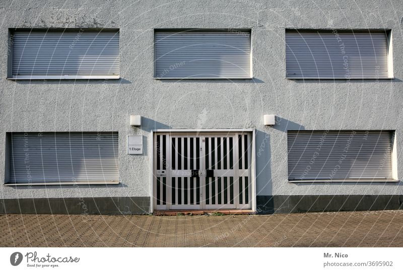 5 Fenster und eine Tür Fassade Haus Gebäude Architektur Rolladen Schatten Mehrfamilienhaus keiner da keiner zu hause Bürogebäude weiß geschlossen