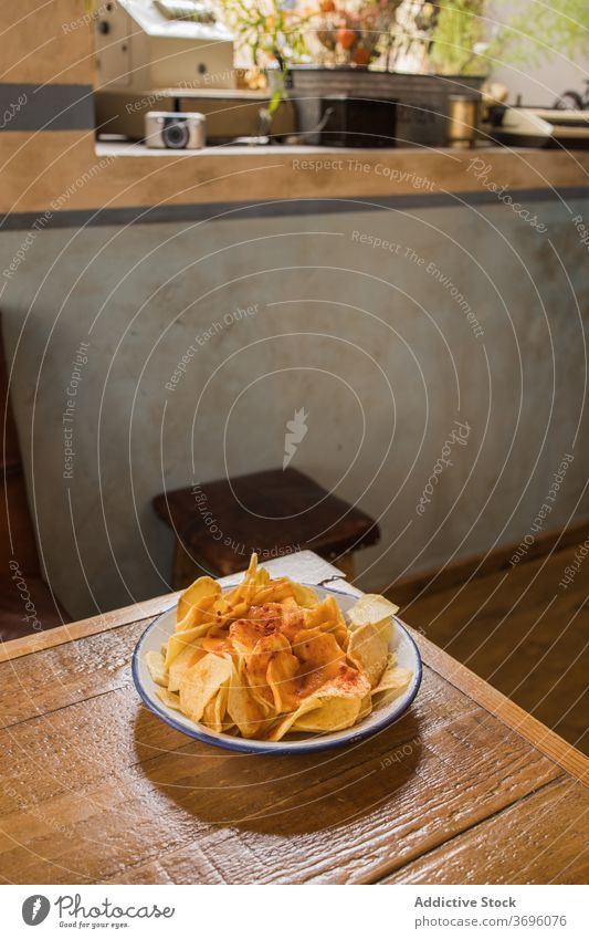 Leckere Kartoffelchips in Schale Chip Knusprig lecker Schalen & Schüsseln heimwärts Lebensmittel Snack Amuse-Gueule Paprika Haufen knirschen Kruste hölzern