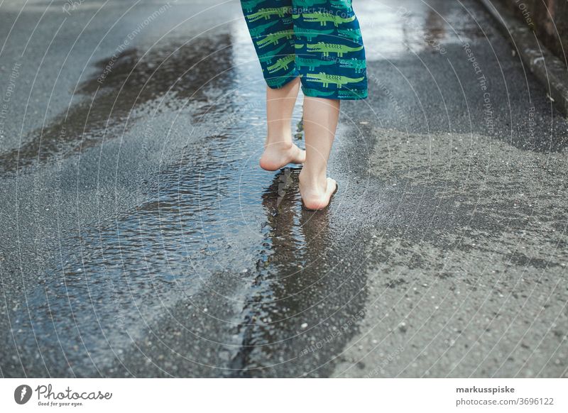 Junger Junge Abkühlung Sommer im Freien Dusche Vergnügen Kind Kindheit Kühlung kühlen Wassertropfen Tropfen Freizeit Spaß Garten Gartenschlauch Glück Feiertag