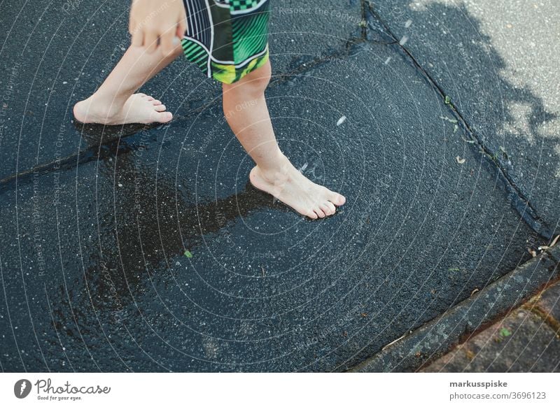 Junger Junge Abkühlung Sommer im Freien Dusche Vergnügen Kind Kindheit Kühlung kühlen Wassertropfen Tropfen Freizeit Spaß Garten Gartenschlauch Glück Feiertag