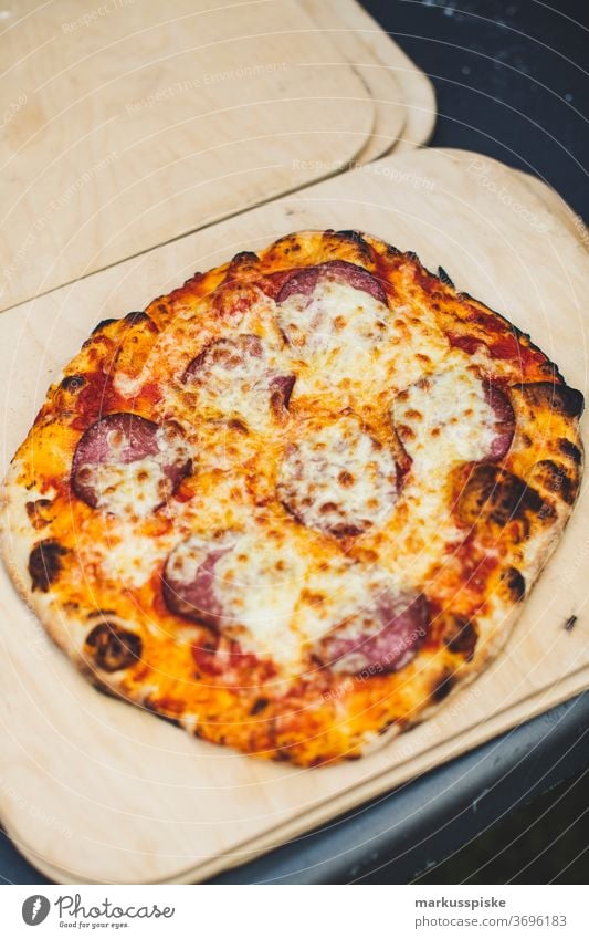 Hausgemachte Holzofen-Pizza Artischocke Artischocken Kochschinken Champignon Chilischoten kühl Teigwaren Fastfood Feuer Lebensmittel Schinken handgefertigt