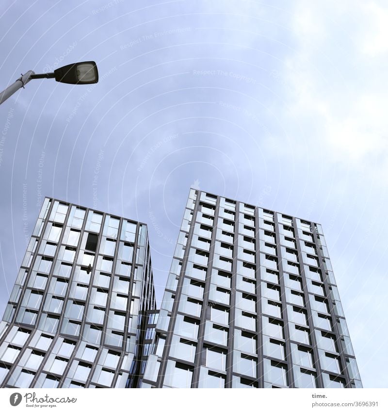 Tanzende Türme an der Reeperbahn in Hamburg hochhaus architektur Irritation skurril Perspektive glas fenster wand mauer fassade lampe Menschenleer Farbfoto