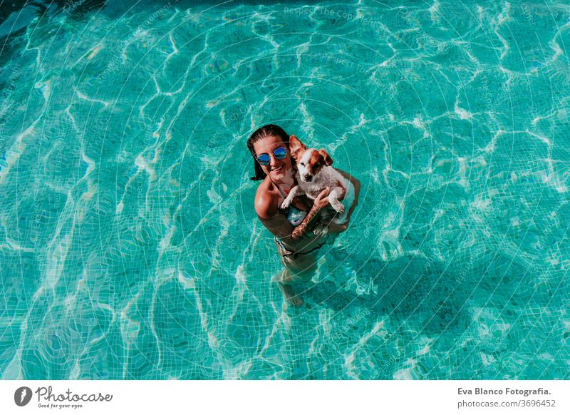 glückliche junge Frau und Hund in einem Schwimmbad, die Spaß haben. Sommerzeit Blauwasser Liebe jack russell Hut Zusammensein Zusammengehörigkeitsgefühl Kuss