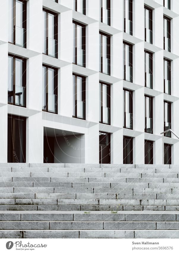 moderne Architektur Fassade Gebäude Design Licht ästhetisch Fenster Reflexion & Spiegelung Symmetrie minimalistisch elegant Linie Hochhaus Moderne Architektur