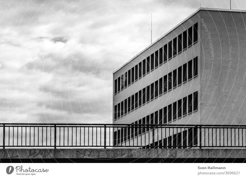 moderne Architektur Fassade Gebäude Design Licht ästhetisch Fenster Reflexion & Spiegelung Symmetrie minimalistisch elegant Linie Hochhaus Moderne Architektur