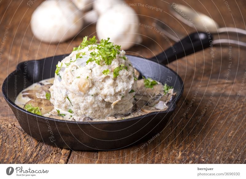 Semmelknödel mit Pilzsauce Knödel champignonsauce Vegetarisch gesund Essen Abendessen Küche hausgemacht Kochen Gericht Herbst champignonsoße Gabel Brot frisch