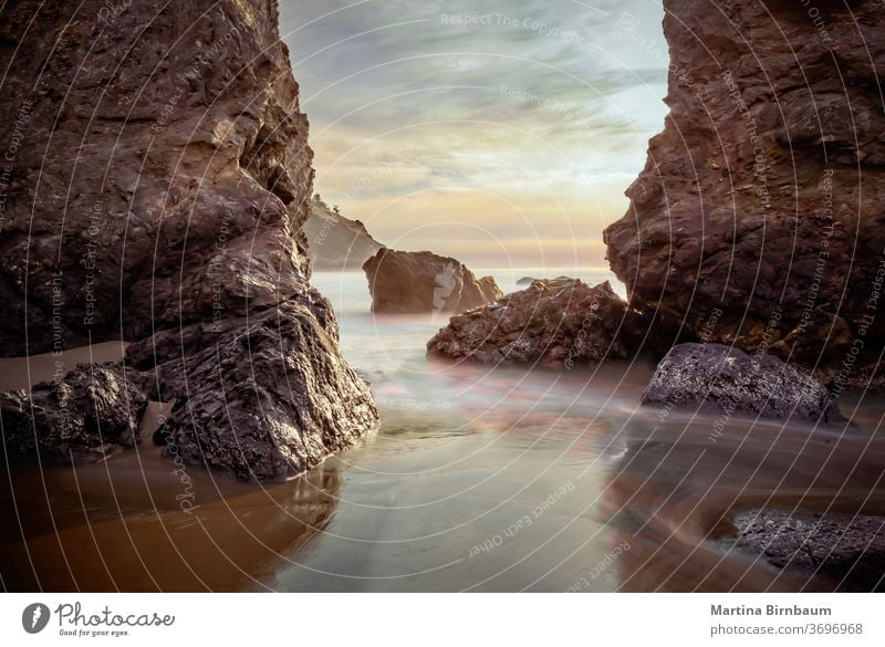 Felsen im Pazifischen Ozean bei Sonnenuntergang, Kalifornien. Lange Exposition Vorgewende Marin Belichtung lang Dämmerung pazifik reisen Strand im Freien MEER