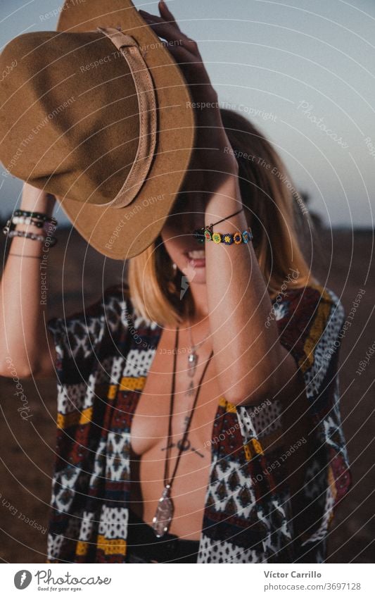 Boho-Mädchen auf dem Land vor dem Hintergrund des Mondhimmels Frau einsam Blick Wind Sonnenaufgang Konzept unmöglich wahr werden Urlaub Unwetter Menschen