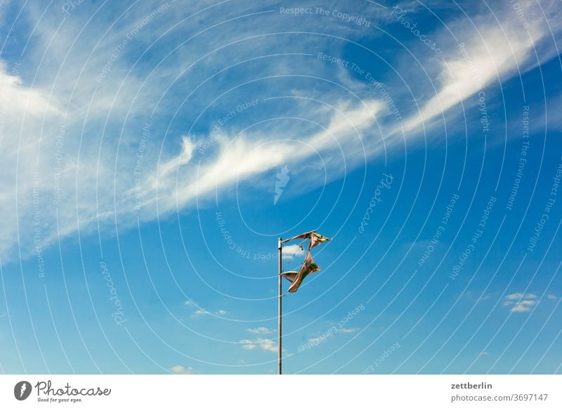 Anonyme Fahne im Wind abend altocumulus drohend dunkel dämmerung düster fahne fahnenmast farbspektrum feierabend fetzen froschperspektive gewitter haufenwolke