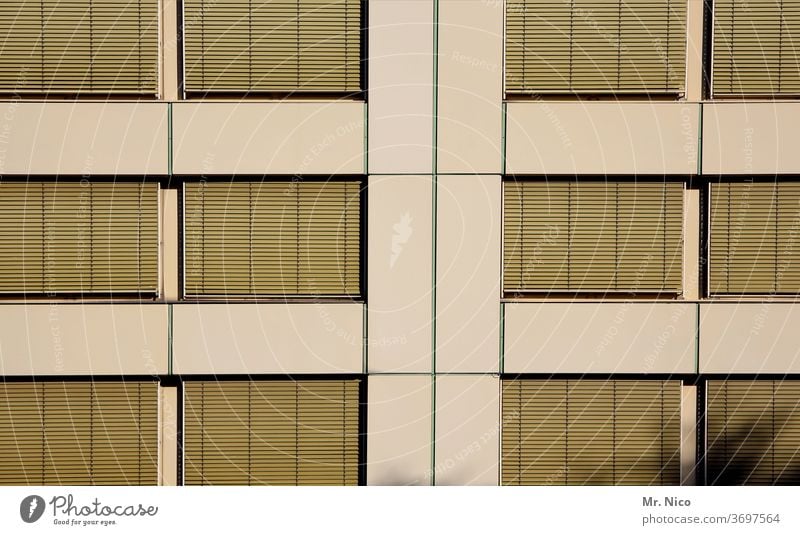 Fassade mit geschlossenen Jalousien Fenster Rollo sonnenschutz Schatten Bürogebäude Rollladen Gebäude Haus gelb braun Design Bankgebäude geschlossene fenster