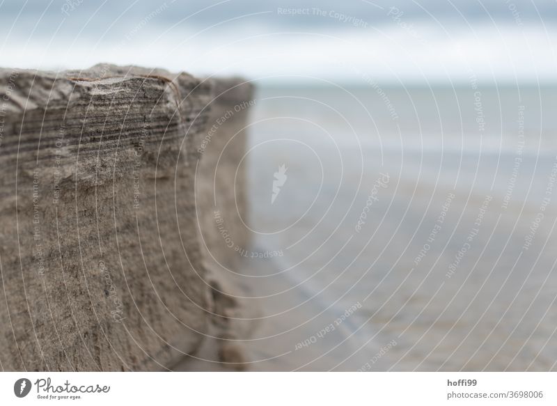 die Abrisskante am Strand erhebt sich zur Steilküstenlandschaft Küstenlinie ebbe und flut Ebbe Flut abstrakt Sand Meer Wasser Gezeiten Nordsee Natur Ferne Insel