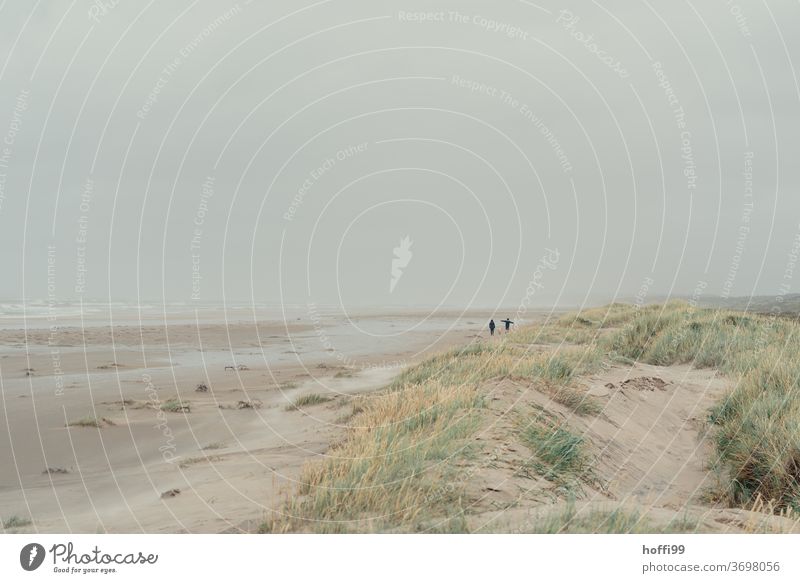 Strandspaziergang - wenig los bei Nieselregen Mensch Wattenmeer Nordsee nass Regen Wetter friedlich Einsamkeit Meer Küste Sand Wasser 2 Menschen Insel Ferne