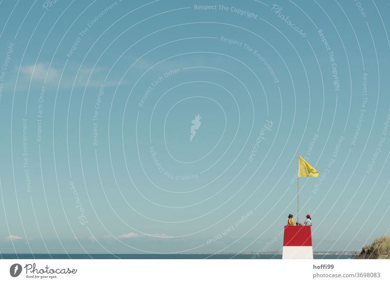 Rettungsturm mit Rettern am Meer Rettungsschwimmer Strandposten Sicherheit Turm Sand Küste Ostsee Nordsee Küstenstreifen baden Baden gehen minimalistisch