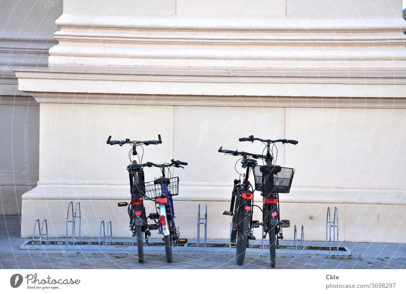 Klassische Moderne Fahrrad Säule Kassik klassizistisch Fahrradständer Fahrräder Abstellplatz Parkplatz Fahrradkörbe parken Menschenleer Außenaufnahme Verkehr