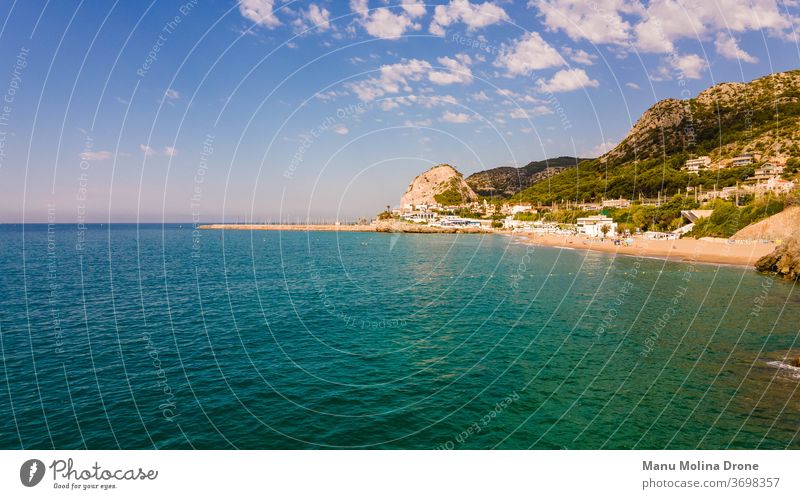 Foto de la costa de Garraf in Barcelona costa barcelona garraf mar mediterran vacaciones azul montaña nubes cielo vegetación naturaleza agua verde Playa españa