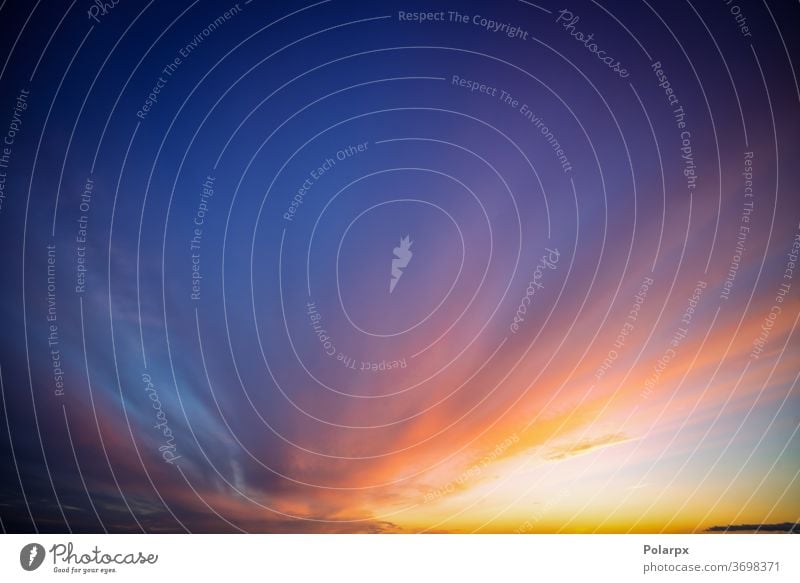 Bunter Sonnenuntergang in blauen und violetten Farben Freiheit übersichtlich Umwelt Nacht Konzept rot dramatisch farbenfroh Sonnenschein dunkel natürlich