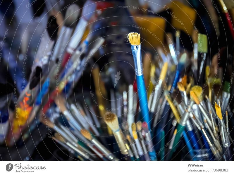 Oft benutzte Pinsel im Atelier einer Malerin viele alt Farbe Farbreste bunt Becher Künstler Kunst malen Bilder gebraucht struppig Auswahl Vielfalt Gemälde