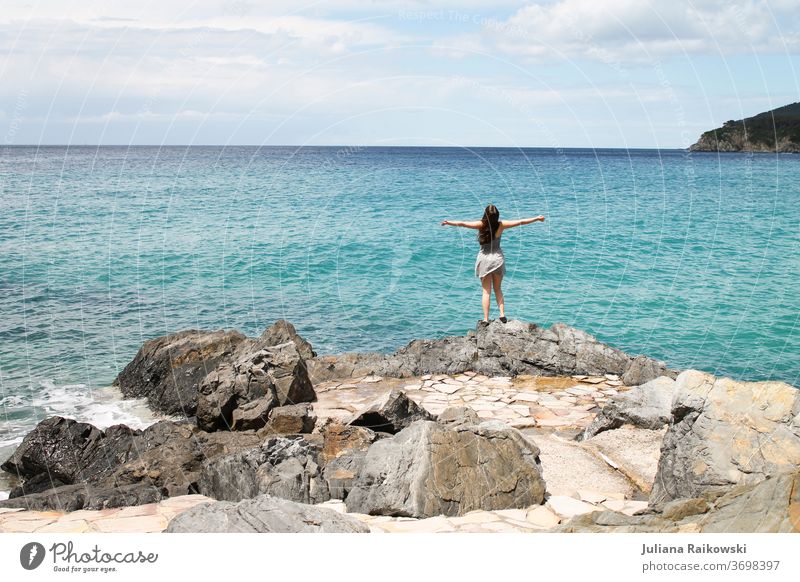 Frau an der Küste Urlaub Ferien & Urlaub & Reisen Strand Meer Wasser Sommer Wellen Himmel Erholung Horizont Natur Landschaft Freiheit Schönes Wetter Insel