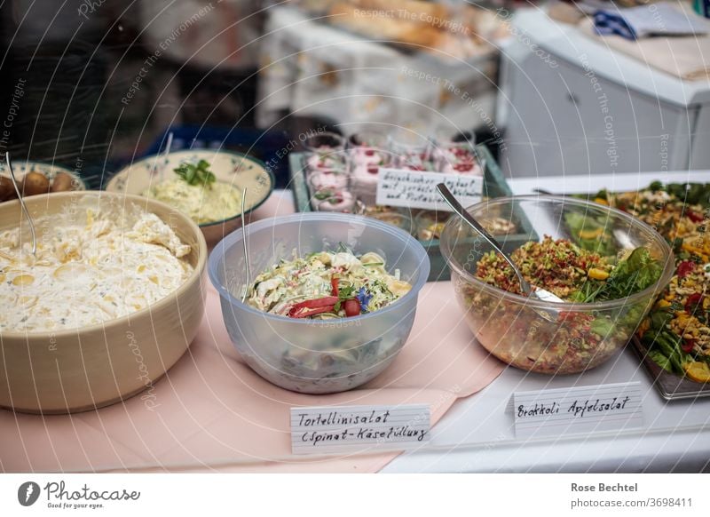 Speisen am Buffet Büffet Brunch Ernährung Lebensmittel Gesunde Ernährung Mittagessen Diät Vegetarische Ernährung Bioprodukte Farbfoto Salat Abendessen