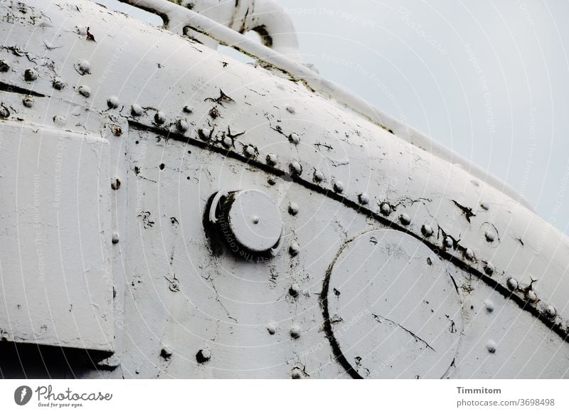 Elegante Erscheinung mit deutlichen Alterungsspuren Schiff Boot alt Farbe Abnutzung Risse Lack Außenaufnahme Schifffahrt Wasserfahrzeug Menschenleer maritim