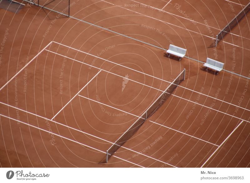 Tennisplätze aus der Vogelperspektive Tennisplatz Sport Freizeit & Hobby Sportstätten Tennisnetz Ballsport Sitzbank Spielfeld Tennisturnier Sandplatz Platz