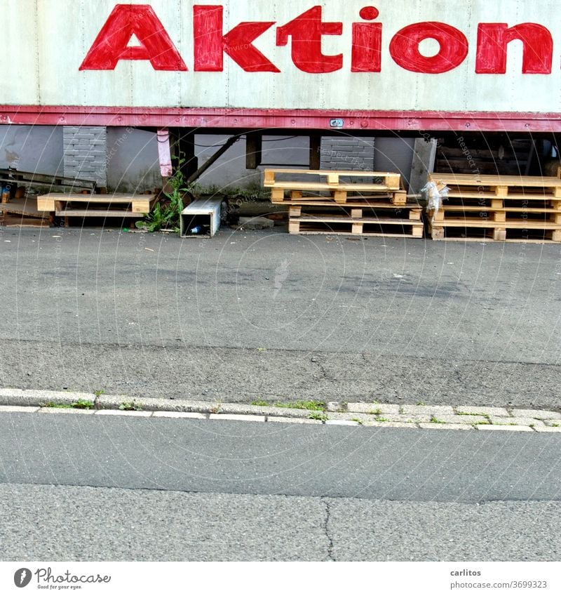 Nur Action bringt Satisfaction Aktion Werbung Schrift Schriftzug Anhänger Sattelauflieger Paletten Schriftzeichen Buchstaben Text Zeichen Wort rot Asphalt