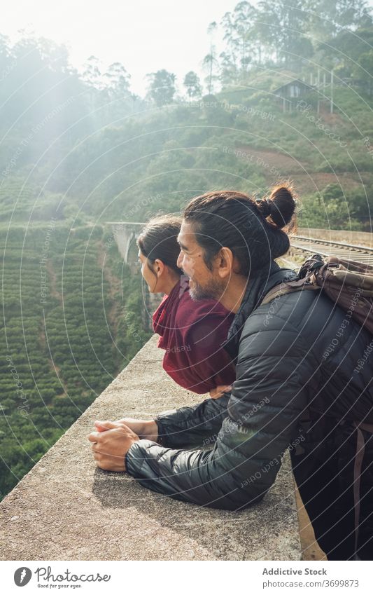 Ethnische Reisende stehen auf einer alten Brücke im Dschungel Reisender Natur Wald Wanderer Paar Freund Aktivität Tourismus ethnisch Glück Lachen heiter