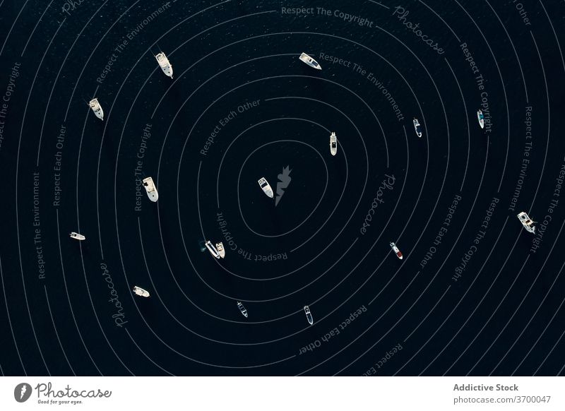 Motorboote im Meer an einem sonnigen Tag MEER verschiedene Gefäße marin Meereslandschaft Windstille Oberfläche Wasser ruhig tagsüber Gelassenheit Schwimmer