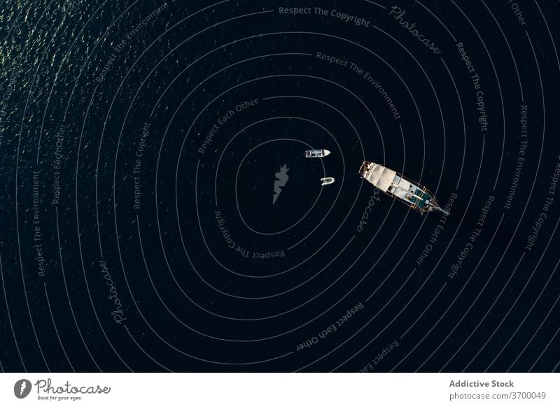 Motorboote im Meer an einem sonnigen Tag MEER verschiedene Gefäße marin Meereslandschaft Windstille Oberfläche Wasser ruhig tagsüber Gelassenheit Schwimmer