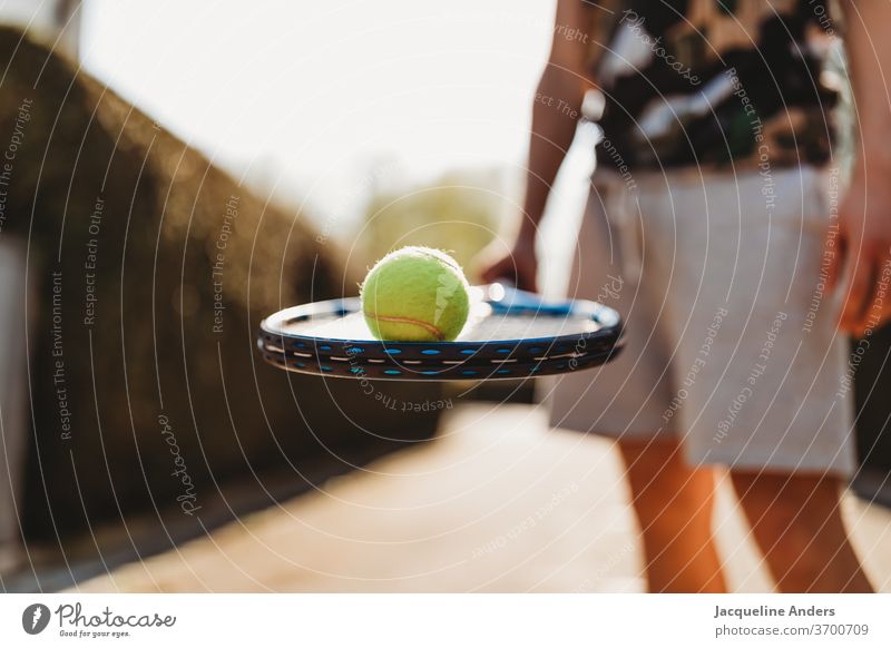 Junger Mann mit Tennisschläger und Tennisball tennisschläger tennisball person mann jung erwachsener teenager Sport Lifestyle männlich Typ im Freien Freizeit