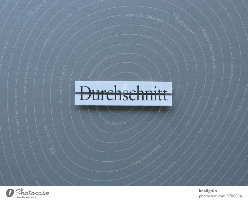 Durchschnitt Mittelmaß normal Langeweile Menschenleer Farbfoto Gedeckte Farben Buchstaben Wort Satz Schriftzeichen Text Kommunikation Mitteilung Typographie