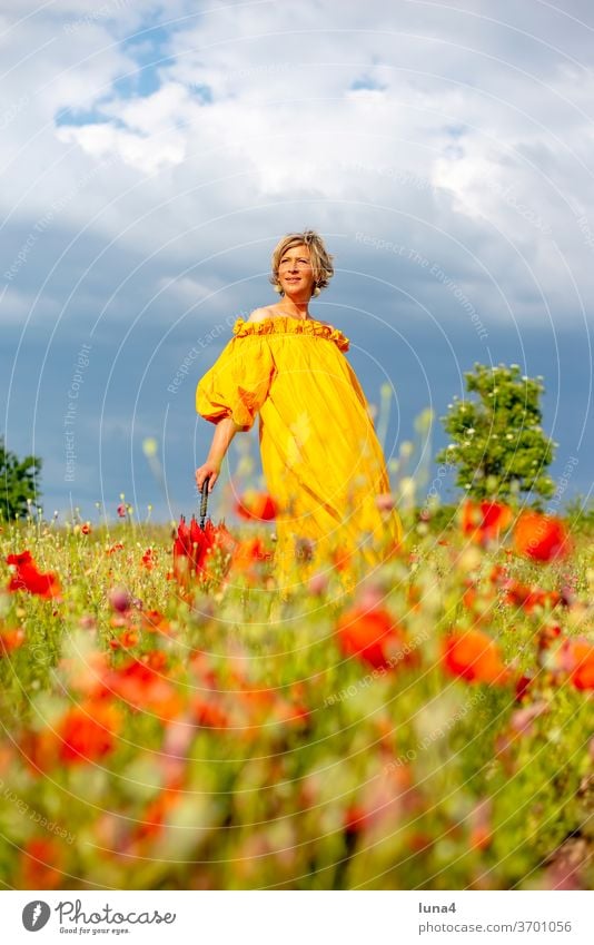 Frau mit Schirm auf Blumenwiese Mohn lachen junge Frau Mohnfeld Wiese Regenschirm spazieren glücklich fröhlich Auszeit Glück Freude Frühling Kleid laufen