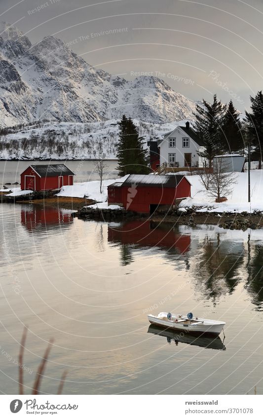 Austnesfjorden-Fischerboot ankerte neben dem Dorf Vestpollen - zentrale Insel Austvagoya. Nordland-Fylke-Norwegen. 0090 Gefäße Schiff Wasserfahrzeug