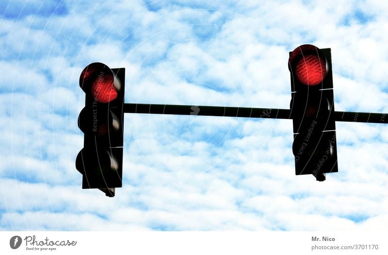 Rote Ampel rote ampel Stop Verkehr Verkehrswege Verkehrszeichen Straßenverkehr Himmel Wolken halt lichtsignal stoppen rotlicht lichtzeichen halten warten