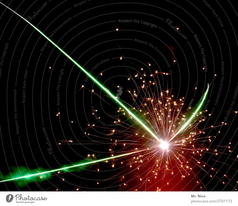 Feuerwerk Feuerwerkskörper Nacht Silvester u. Neujahr Feste & Feiern Party Explosion Nachthimmel dunkel schwarz Veranstaltung Himmel grün rot mehrfarbig