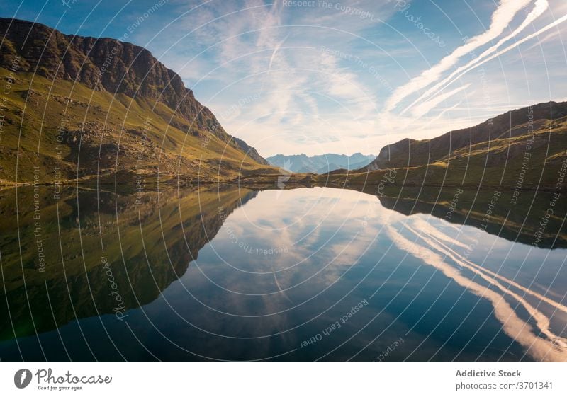 Erstaunliche Aussicht auf bergiges Terrain mit See Berge u. Gebirge Landschaft Gelände Kamm felsig atemberaubend Wasser Gelassenheit friedlich Windstille Sommer