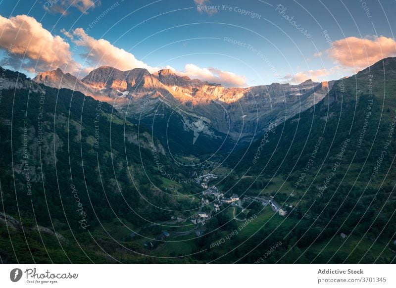 Dorf im Bergtal bei Sonnenuntergang Berge u. Gebirge Tal Hochland Wohnsiedlung Landschaft atemberaubend wohnbedingt erstaunlich Haus Sommer Gebäude ruhig grün