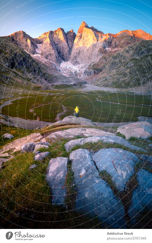 Reisende bewundern bergige Landschaft mit felsigen Gipfeln Berge u. Gebirge Tal Felsen Reisender farbenfroh Natur malerisch erkunden reisen Tourismus Umwelt