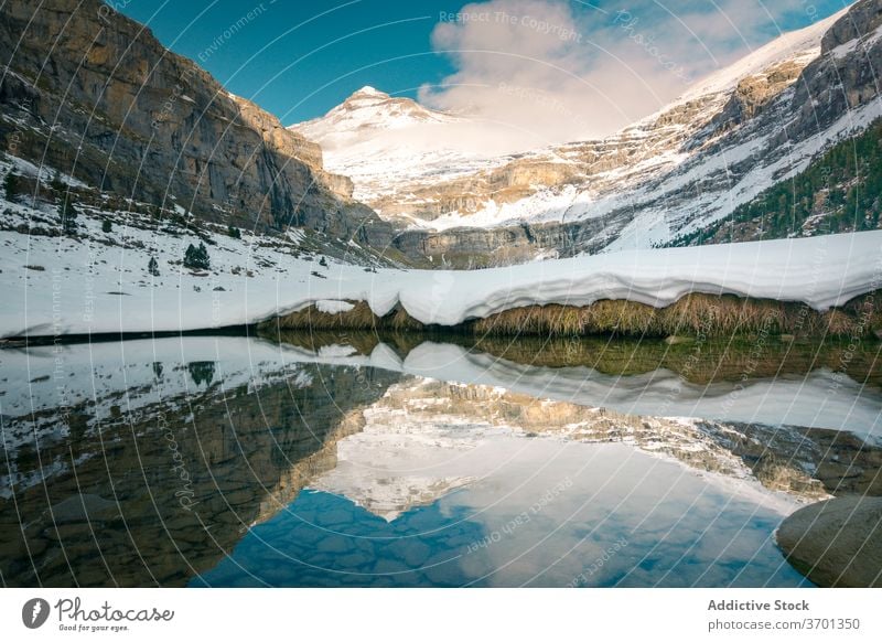 Winter bergiges Gelände mit Fluss Berge u. Gebirge Tal Schnee Natur Landschaft malerisch lebhaft Felsen Saison reisen Kamm felsig Ambitus Umwelt Farbe Gipfel