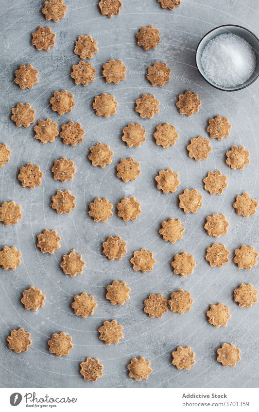 Gebackene Salzplätzchen auf dem Tisch Keks Gebäck gebacken Butterkeks Kurzkuchen selbstgemacht Lebensmittel geschmackvoll kulinarisch lecker Form frisch Küche